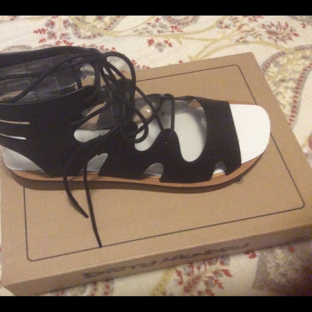 Cute Laced Sandals in Box